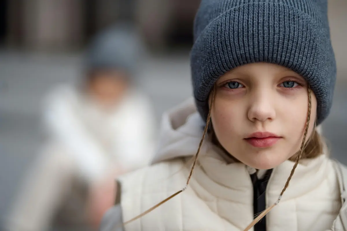 Wenn Kinder trauern: Wie Eltern sicher durch Verlust führen